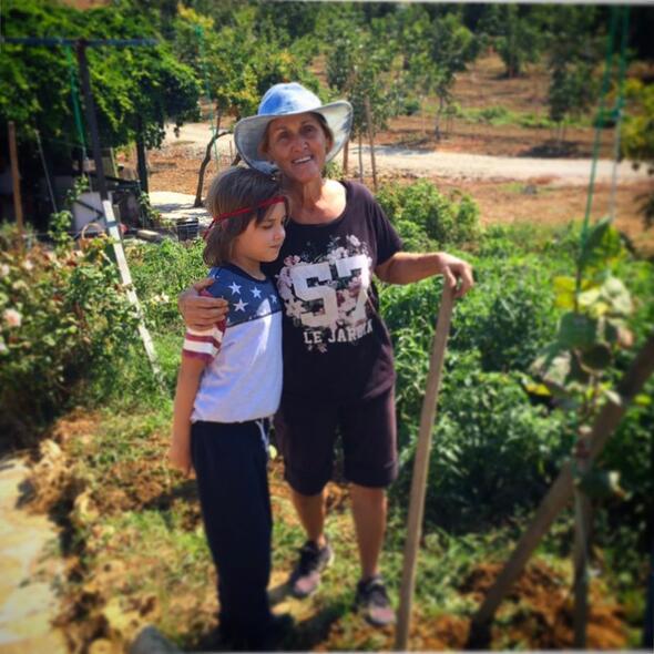 Ben aalarda budama ilemini seviyorum. Annem ise alama ileriyle urayor.Bu arazi ile uramay seviyorum. Burada birok ey yetiiyor. Toprakla uramak beni dinlendiriyor.