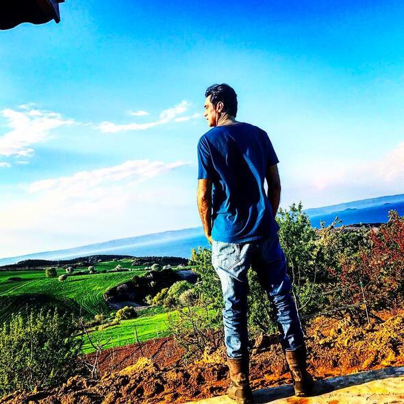 2008 ylnda olum Rzgar dodu. O doduu zaman onun gelecei iin bir eyler yapmak istedim. Ayn yl bu araziyi aldm. Ailem 20 yldr Gelibolu'da yayor. Yaklak 10 yldr da bahe ile megul oluyoruz, toprakla uramay ok seviyorum.