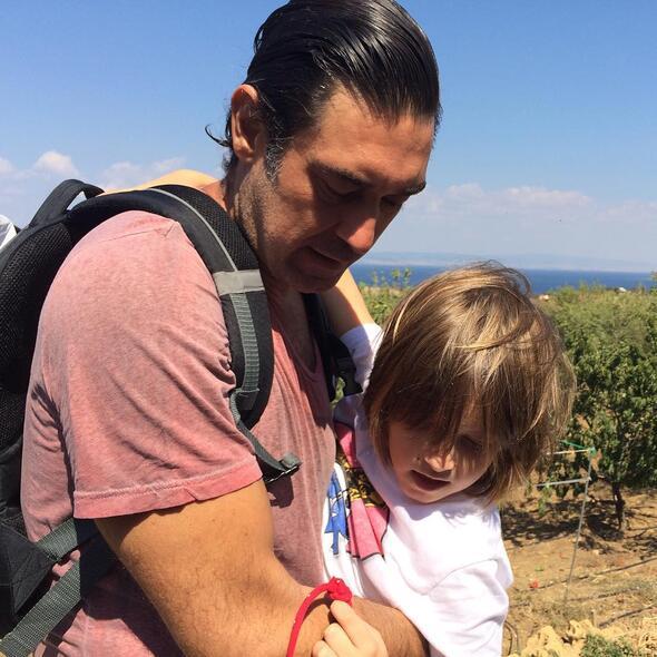 Burak Hakk olu Rzgar doduktan sonra hayalini kurduu iftlie 2008 ylnda kavumutu. anakkale'nin Gelibolu ilesindeki Gneyli Ky'nde satn ald 35 bin metrekarelik arsada ceviz ve organik sebze-meyve yetitiren nl oyuncu emeklerinin karln almaya balad.