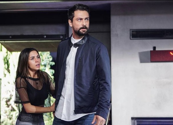 ''Olaydan sonraki set gnlerimizde hibirimiz rollerimize konsantre olamadk. ekimler birka kez tekrar edildi. nk gerginlik hakimdi.      evval Sam ve Talat Bulut birbirleri ile konumuyor. Eskiden herkes bir karavan paylard. imdi Talat Bulut'a zel karavan getirildi. Kostmcs de iki gen kz. Bu arada zge iten ayrld'' demiti.