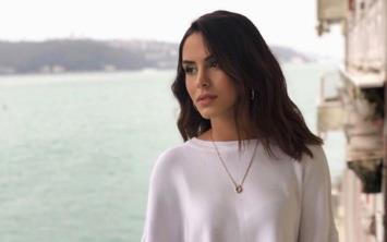 Kanal D'de yaynlanan 2. Sayfa programna katlan Yasak Elma'nn yldz oyuncusu Ayegl nar, bir hayran tarafndan zorla karldn anlatt.