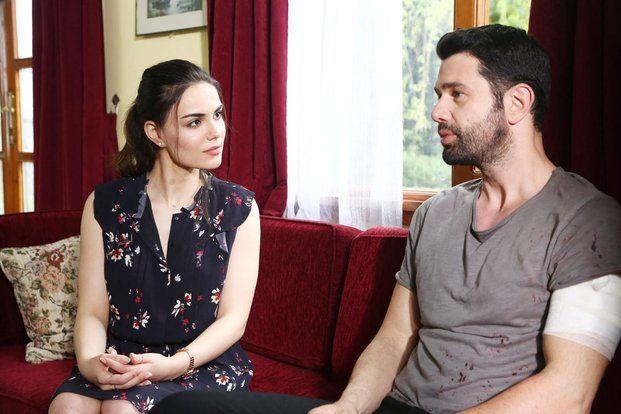 Yaz aylarnn balamas ile birlikte diziler bir bir final yaparken ATV'nin yeni dizisi Kimse Bilmez daha ilk blm ile ekranlarda frtnalar estirdi. Farkl konusu ve baarl senaryosu ile seyirciden tam not alan dizinin 2. son blmndeki bir sahne Trk dizi tarihine geti.