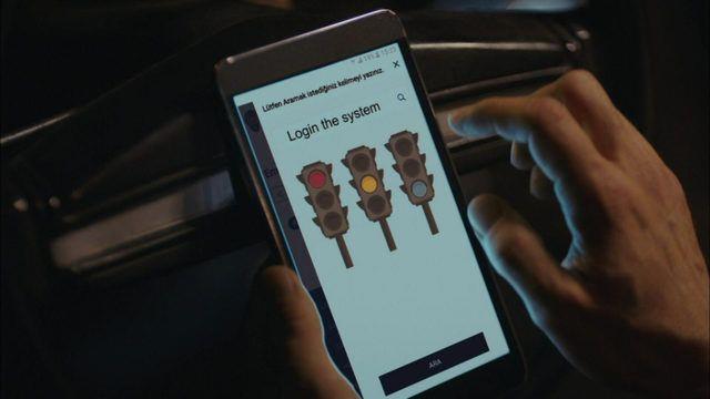 Gerek hayatta da gerekli durumlarda bu tarzda bir mdahale yaplabilir. Gvenlik glerinin gerekli grd yerlerde toplum faydas iin bu tarz siber mdahaleler yapt bilinmektedir. Dizide de izlediim kadaryla, devlet iin alm birinin gvenlik sebebiyle trafik klarna mdahale sahnesi baaryla yanstlm&#8221; dedi.