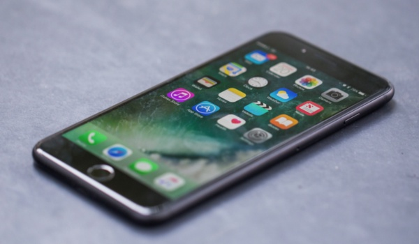 Mesajlarda devrim: iOS 13 ile mesajlar uygulamas WhatsApp'a benzer bir uygulamaya dnecek. Kullanclar kendi profil fotoraflarn seebilcek, kullanc isimlerini belirleyebilecek. Ayrca bu bilgileri kimlerin grecei de ayarlanabilecek.