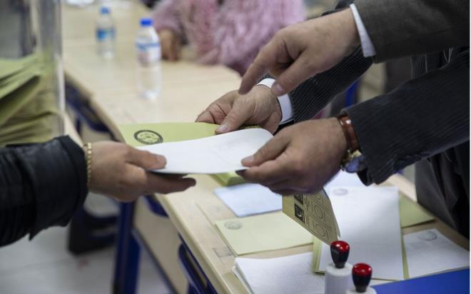 Seime 2 gn kala almalarn tamamlayan anket irketleri elde ettikleri sonular pe pee kamuoyu ile paylayorlar. KONDA&#8217;nn yapt aratrmann yaymlanmasnn ardndan bir anket de Metropoll tarafndan paylald.