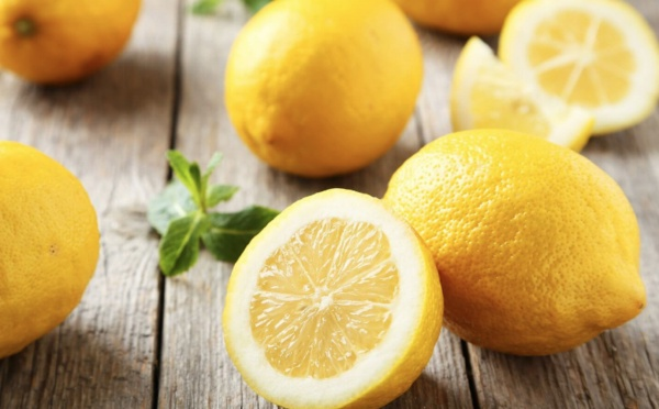 Hem uzmanlar tarafndan hem de halk dilinde en iyi C vitamini olarak gsterilen limon, karacieri ve barsaklar temizler, beyin saln korur ve eitli hastalklara kar savamanz salar. Ancak bu zelliklerden, limonu tketerek faydalanabilirsiniz. Peki ya tketilmemek kaydyla sadece 4 dilime ayrlan limonun ne gibi faydalar vardr?