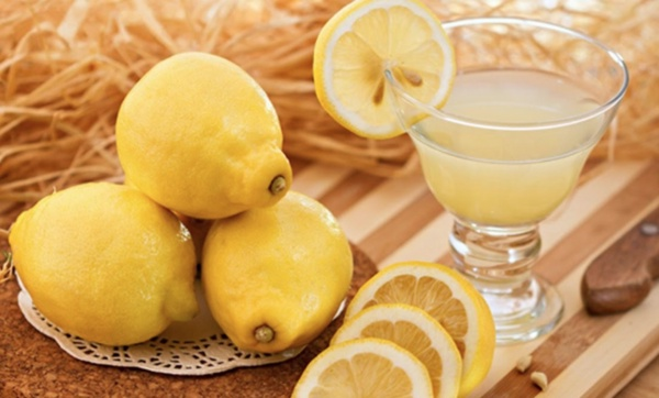 Gerginliinizi alr: Yatakta dnp durmanza yol aan stres ve anksiyete gibi durumlar uyumanz gletirir. Komodin zerindeki limon ise sizi sakinletirir. Aratrmaya gre; narenciye kokusu kiinin beyin dalgalarn ve duygularn rahatlatyor.