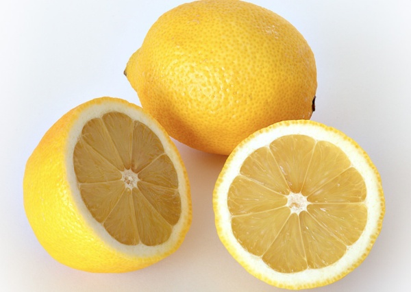 Havann kalitesini artrr: Limon sadece etrafn gzel kokmasn salamyor ayn zamanda havay arndryor. ok gldr, hatta bir odadan boya kokusunu abucak karmak iin limon kullanabilirsiniz.