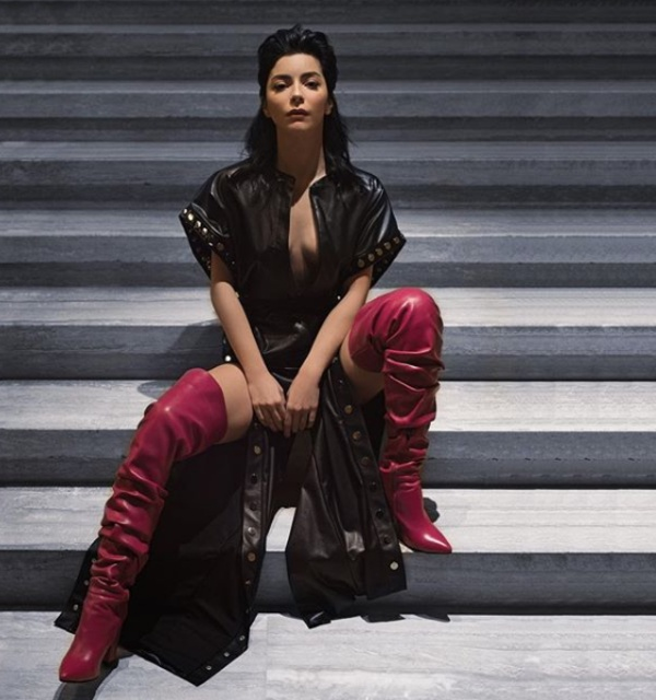 Fantastik genlik dizisi Acemi Cad&#8217;da canlandrd Ayegl karakteri ile nlenen, bu dizinin ardndan Ak Yeniden ve Kl ve Ate adl dizilerde rol alarak oyunculuk deneyimini arttran Trk dizi, sinema ve reklam oyuncusu. Boluur halen Gossip Girl adl dizinin yerli uyarlamas olan Kk Srlar&#8217;da Ayegl karakterini canlandrd.