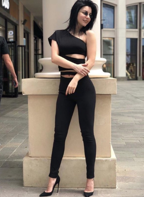 Merve Boluur, 16 Eyll 1987 tarihinde, stanbul&#8217;da dnyaya geldi. Mjdat Gezen Sanat Merkezi, Tiyatro Blm&#8217;nde bir sre oyunculuk eitimi ald. 2006-2007 yllar arasnda, Feride Kaytan&#8217;n ynettii fantastik genlik dizisi Acemi Cad&#8217;da Ayegl adl barol karakterini canlandran Boluur, ayn yl Kelolan Kara Prense Kar adl sinema filminde Birgl karakterini canlandrarak beyazperdeye ilk admn att.