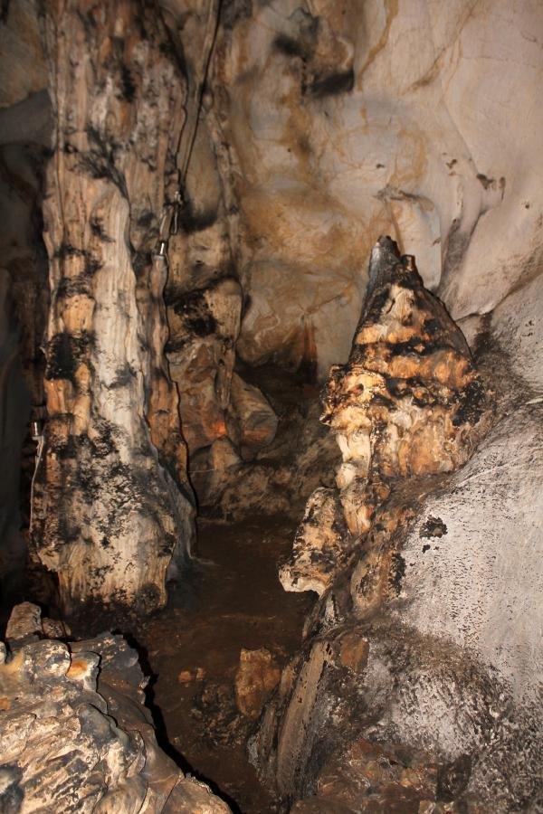 Yalan Dnya Maaras iletmecisi Mehmet Uncuolu, "Yalan Dnya Maaras, Trkiye'nin en uzun maaralarndan biri. 4 kilometre uzunluunda bir maara. u anda 450 metrelik blm gezebiliyoruz. Maarada yaz k scaklk 28 derecede sabit ve yzde 75 neme sahip. Geziye alm olan 450 metrede 100 metre aralklarla 3 byk salon bulunuyor. Sonuna kadar aydnlatmal, tahta yry yollar olan bir maara. 2010 ylna kadar atl vaziyette bir maarayd. Kaymakamln, valiliin ortak giriimiyle turizme kazandrdk. 2018 verilerine gre 24 bin 300 civarnda yerli ve yabanc ziyareti geldi. Bu yl hedefimiz 50 bin ziyareti. Maara 5 milyon yanda hala yaayan bir maara, oluumlarn bitirmemi. eride dikit ve sarktlarn birbirine bititiini ve stunlara dnt grlyor" dedi.