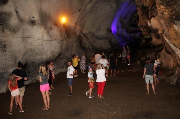 Yaz k 28 derecelik sya sahip olan maara 4 kilometre uzunlua sahip.