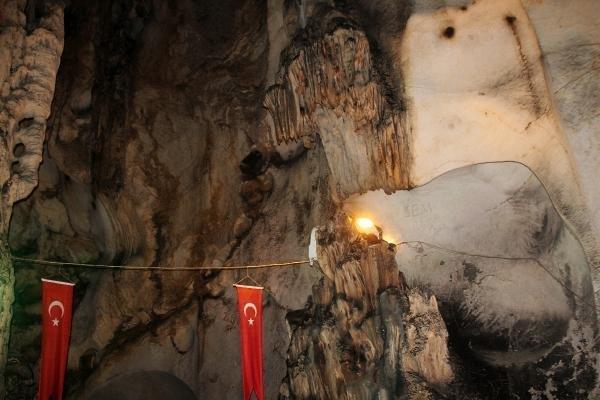 Yalan Dnya Maaras'n gezmeye gelen Litvanyal Lina Kavipediee, "Benim ve ailemin grmek istediimiz bir maarayd. Onu da gerekletirmi olduk. Maaray ok beendik. erideki atmosfer gerekten byleyiciydi" dedi.