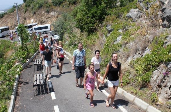 Maara sadece burada yaayan zel bir yarasa cinsini de barndryor. Yalan Dnya Maaras yerli ve yabanc turistlerin byk ilgisini ekiyor. Yaz k ziyarete ak olan maaray, her yl artmakla birlikte yaklak 25 bin kii ziyaret ediyor.