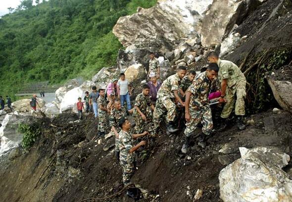 Hoogerbeets'e gre Dnya'nn uydusu Ay, bu dizilim sebebiyle Vens ve Urans'n ekim kuvvetinden etkilendi.