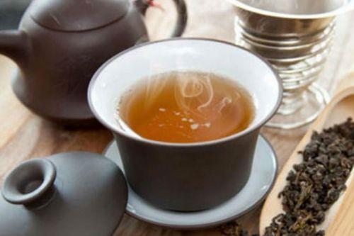 SNDRME YARDIMCIDIR <br>    Balgam sktrc zelliiyle akcieri rahatlatr. Bronlar aar ve nefes al veriini dzenlemeye yardmc olur. ocuk ve yetikinlerde ishale kar kullanlan ay, barsak parazitlerinin yok edilmesinde faydaldr. Sindirime yardmc olur, midede yanma ve ikinlik gibi sorunlarn azalmasnda etkilidir. Keiboynuzu ay 2 ekilde hazrlanr. Demleme eklinde yaplan ilk tarifte, 5 adet ykanm keiboynuzu bir litre kaynam suda 45 dakika bekletilir. Eer keiboynuzlar suya paralanarak atlrsa, 20 dakika beklemek yeterlidir. Dier bir hazrlama yntemiyse halama eklindedir. Kaynamakta olan yarm litre suya 5 adet keiboynuzu atlarak, ksk atete 10 dakika kaynatlr. Sonrasnda szlerek scak ya da souk olarak iilir.