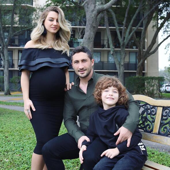 Yamur Hanm, eiyle boanma dedikodularn da yalanlad: "Sosyal medya hesabm kapatnca 'Boanyorlar' diye haberler kt. Bu yzden hesab amak zorunda kaldm. Biz boanmadk, birbirimizi seviyoruz."