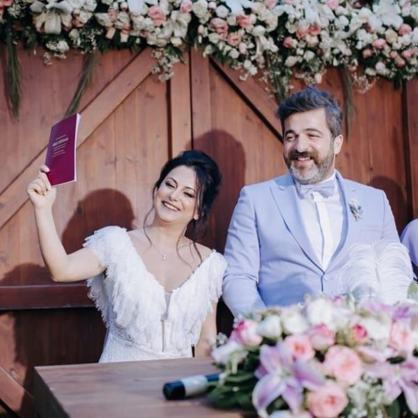 Senaryosunu Sergin Akyaz'n yazd ve Alian, Erkan Petekkaya, Yeim Bber, Saruhan Ycel, Emine n, Tuba zay ve Doa Bekleriz'in de oynad dizide, 'Bilal' roln canlandran Kayra enocak, 1999 ylnda "ans Kapy alnca" isimli yarma programn Seray Sever ile birlikte sundu.