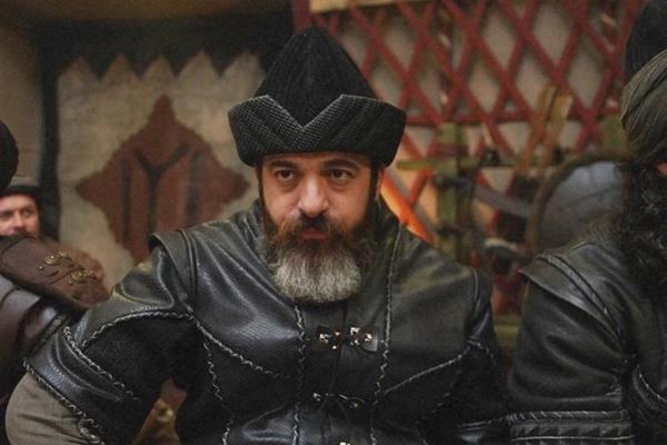 Sevgilisi Aye Karadavut ile nikah masasna oturan oyuncu Kayra enocak, sade bir nikah tercih etti. Dnayevine giren oyuncu kullanclar tarafndan merak ediliyor. Peki kimdir bu Kayra enocak, nereli, ka yanda?