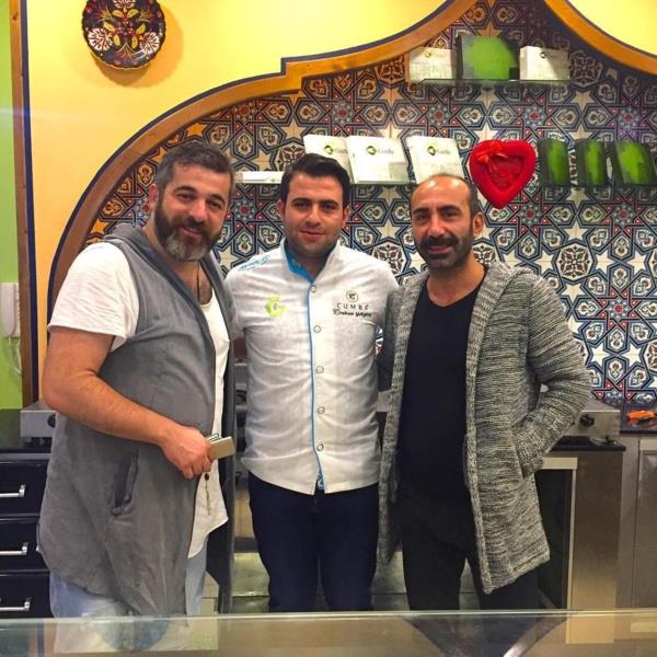 nl oyuncu Kayra enocak, bir sredir birlikte olduu Aye Karadavut ile nikah masasna oturdu.