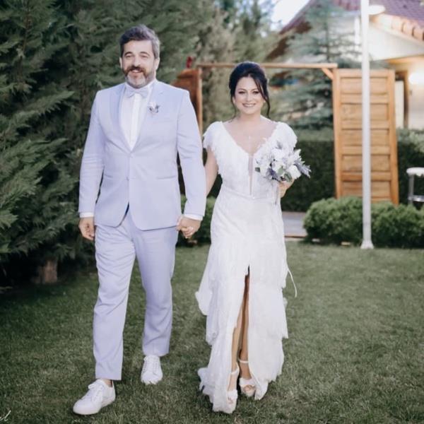 Kayra enocak kimdir? Getiimiz akam Ankara'da ilikilerini resmiyete kavuturan iftin nikah ahitliini arkadalar Hseyin Bayndr, Hseyin Takran, Simgem Baykara ve Gzde Gndz yapt.