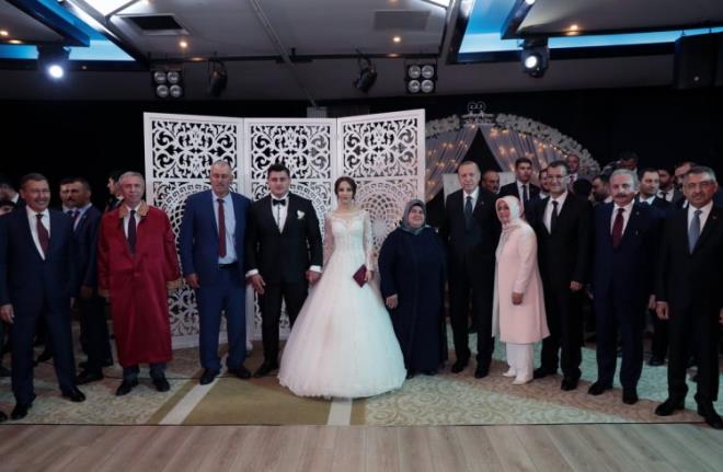 iftin nikah ahitliklerini ise Trkiye Cumhurbakan ve AK Parti Genel Bakan Recep Tayyip Erdoan, TBMM Bakan Mustafa entop, Cumhurbakan Yardmcs Fuat Oktay, Genlik ve Spor Bakan Mehmet Muharrem Kasapolu, eski Ankara Bykehir Belediye Bakan Melih Gkek ve olimpiyat ampiyonu milli grei Taha Akgl yapt.