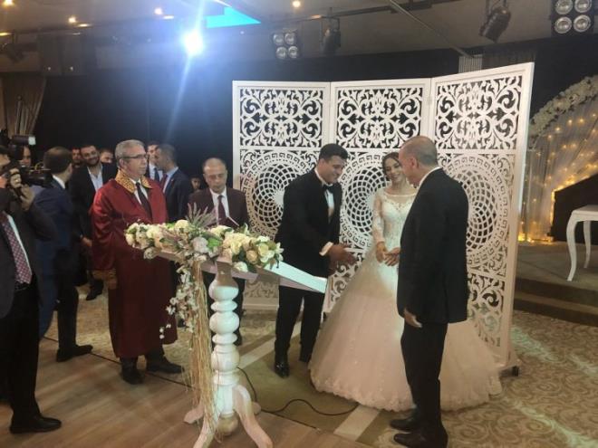 ifte mutluluk dileyen Erdoan, evlilik czdann Zeynep Ylmaz'a takdim etti.