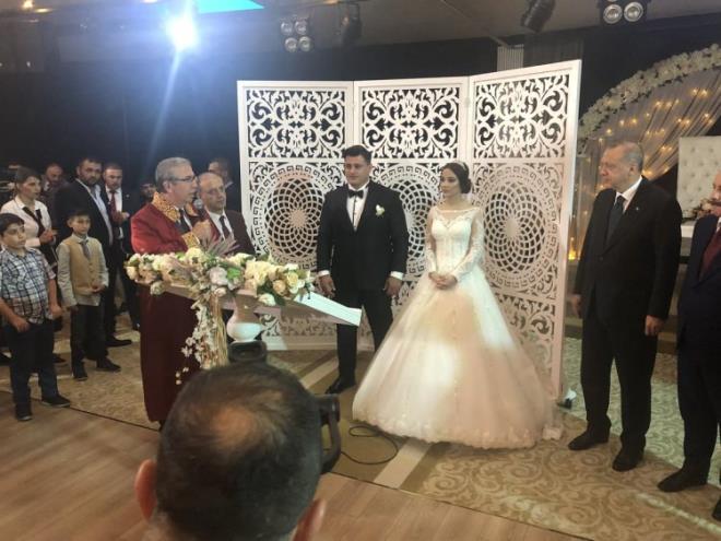 Dne iftin ailesi ve yaknlarnn yan sra siyaset ve spor camiasndan isimler de katld.