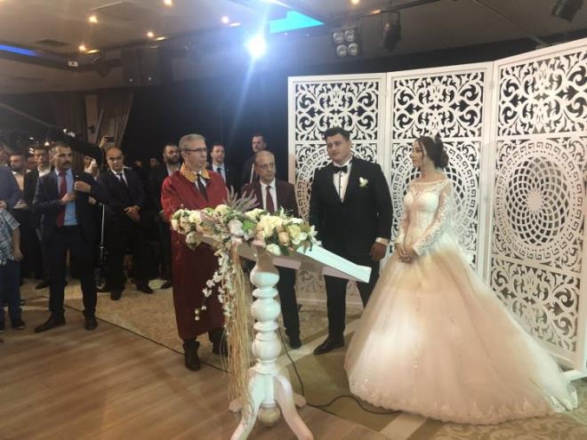 Ankara'daki Gksu Ada Restaurant'ta yaplan trende nikah Ankara Bykehir Belediye Bakan Mansur Yava kyd.