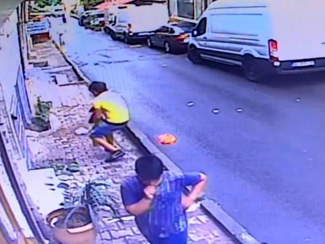 O anlar kamerada:  te yandan Feuzi Zabaat'n pencereden den Dora Muhammed'i havada tutma anlar sokakta bulunan gvenlik kamerasna saniye saniye yansd.