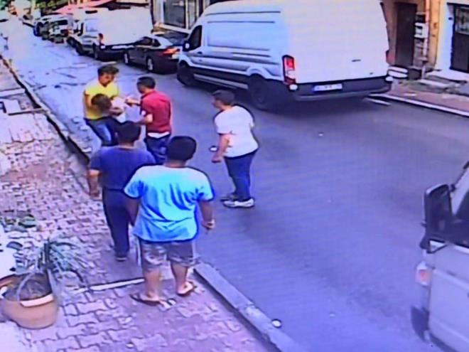 Grntlerde Feuzi Zabaat ocuu dmek zereyken son anda yakalad grlyor. Olay gren mahalle sakinleri de ocuun yanna kouyor. Feuzi Zabaat alayan ocuu sakinletirmeye alyor.