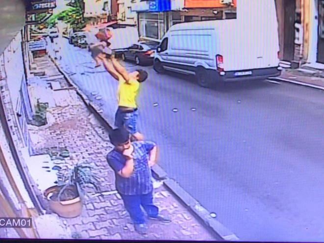 Babadan 200 lira dl: Byk korku yaayan Dora'nn annesi aaya inerek, ocuu ald. Haber verilmesi zerine Dora'nn babas Yusuf Muhammed eve geldi. Baba Muhammed kznn hayatn kurtard iin Feuzi Zabaat'a 200 lira dl verdi. Baba Yusuf Muhammed ertesi gn de kurban kesti.