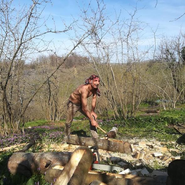 Yaz tatillerini genelde ailesiyle birlikte Kocaeli'nde geiren nl oyuncu doaya olan tutkusuyla biliniyor.