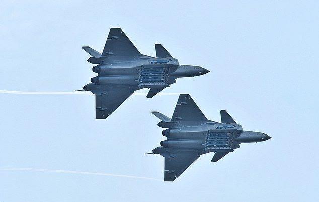 in&#8217;in en byk havaclk fuarnda sergiledii yeni sava uaklar, ABD ile ticaret savalarnn kontrolden karak scak savaa dnme ihtimaline kar bir nlem olarak yorumland.