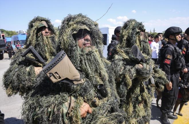 Vatandalar, aracn kontrolsz kaymas ve korunan kiinin konvoyuna dzenlenen saldrya kar gerekletirilen antiterr taktik sr gsterisini ilgiyle izledi.