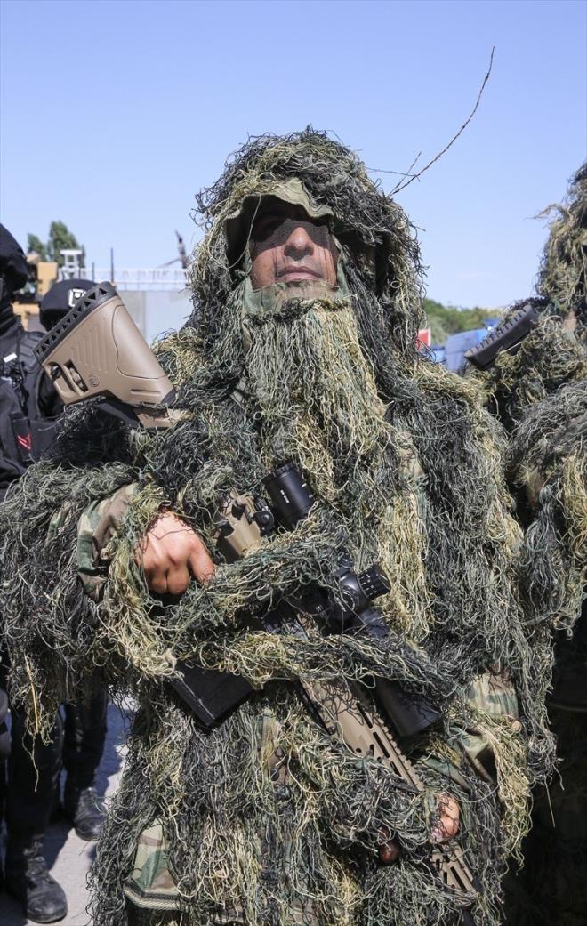 Jandarma Mehteran Birliinin gsterisiyle balayan programda, Kpek Unsurlar Blnn gsterisi izleyicilerden alk ald.