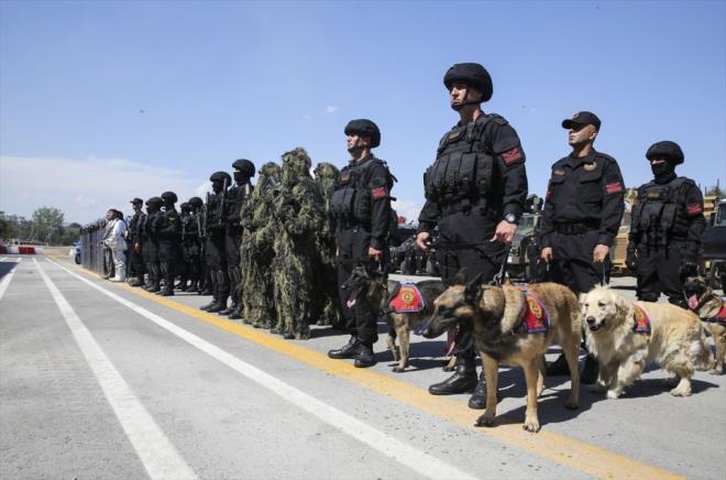 JAK birliklerinin, binada rehin alnan bir kiiyi nefes kesen operasyonla kurtarmas da vatandalardan alk ald.