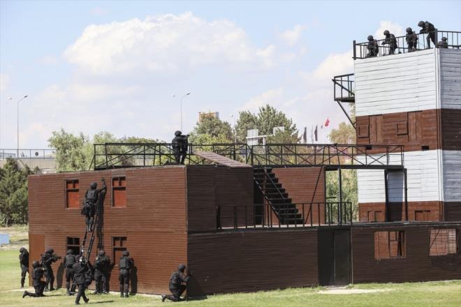 Uyarlara uymayan eylemciler, jandarma birliklerinin gaz ve TOMA ile mdahalesi sonucu datld.