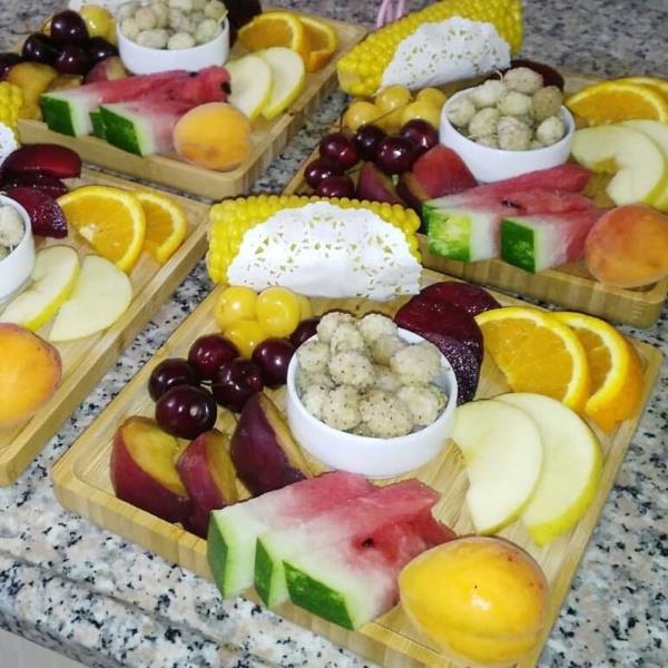 Yatmadan nce meyve yemekten kanmal m?  Uykudan nceki saatlerde bir eyler yemek kiinin uyku dngsn kesintiye uratabilir. Bununla beraber, gece attrmalar srasnda meyvelerin, zellikle ilenmi yiyeceklere ve dier yiyeceklere oranla, uykuyu olumsuz etkileme olasl daha dktr.    Muz, kays, hurma gibi yksek magnezyum oranna sahip meyveler kiinin rahatlamasna ve daha iyi uyku uyumasna yardmc olabilir.