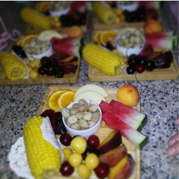 Meyveyi a karnna m yemeliyiz?  Baz insanlar bo mideyle meyve yemenin salk asndan daha byk faydalar saladna inanmaktadr. Bu mit, esas olarak web siteleri ve sosyal medya paylam zincirleri sayesinde gnmzde daha popler hale gelmitir.  Sindirim sisteminde sorunlar olan kiilerin, sindirim srecine yardmc olabilecek zel ihtiyalar ve zm yollar hakknda bir doktor veya diyetisyenle konumalar gerekir.