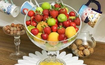 Meyve yemek iin gnn en iyi zaman diye adlandrlabilecek bir zaman yoktur. Yani kiiler gnn herhangi bir saatinde yedikleri meyvelerden ayn oranda faydalanabilirler. Bununla birlikte, kilo kayb hedefleri veya diyabeti olan kiiler, meyve yerken zamana dikkat edebilirler.