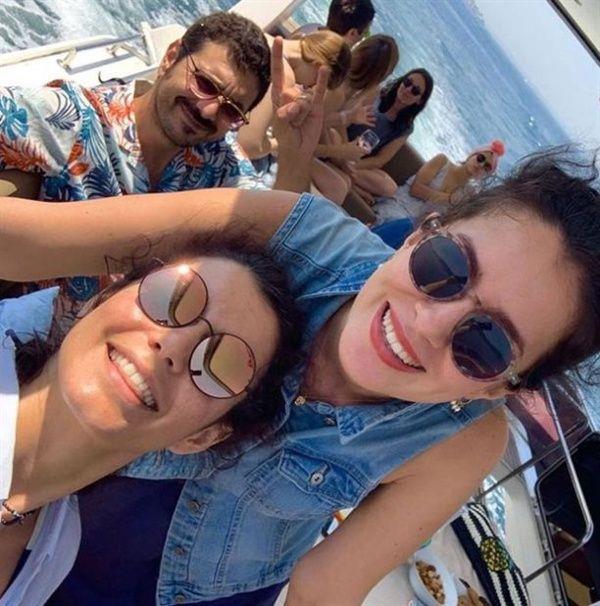 Netflix'te yaynlanacak olan 'Atiye' dizisi iin youn bir alma temposuna giren Beren Saat, ekimlere ara verilmesinin ardndan dizi ekibiyle beraber tatile kmt.