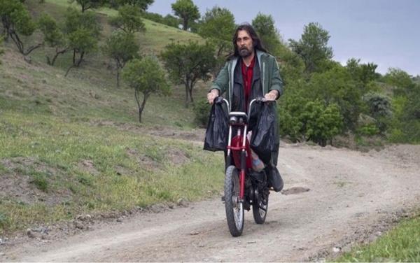 Yaynlanan yeni tantmda ise Behzat . ile birlikte evket (Ege Aydan), Hayalet (nan Konuku) ve Tahsin Mdr&#8217;n (Eray Eserol) dertletii sahnede Behzat&#8217; Cinayet Bro&#8217;ya geri dndrme abalar dikkat ekiyor.