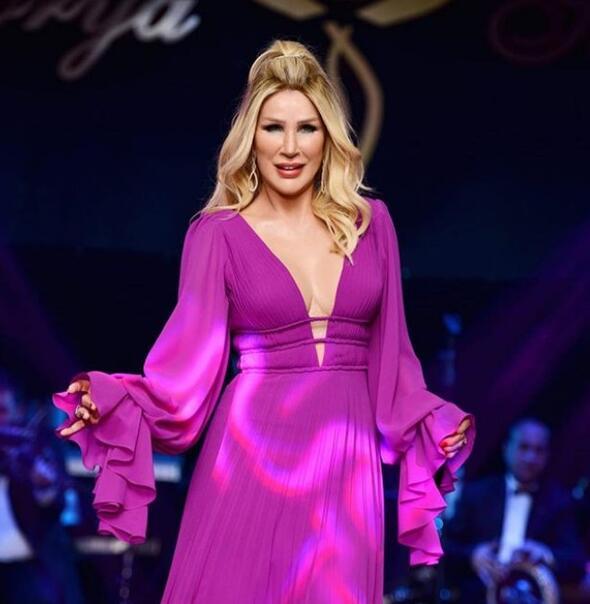 * Ben evlilik defterini kapattm. Hayatmda kimse yok. Biri olup olmadn sahne kyafetlerimden anlarsnz. Bira da usturuplu giyinirsem anlayn ki biri var...