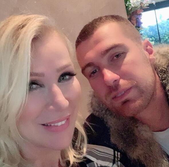 * an hret yannda bir ok pheyi de beraberinde getiriyor. Btn evliliklerimde szleme vard. ocuumun babas hari. * Benim bakmakla mkellef olduum kocaman bir ailem var. Bir orduya bakyorum, Allah hepsine salk versin. Ben normal de bakmyorum. Neredeyse hepsi benim standartmda yayor.