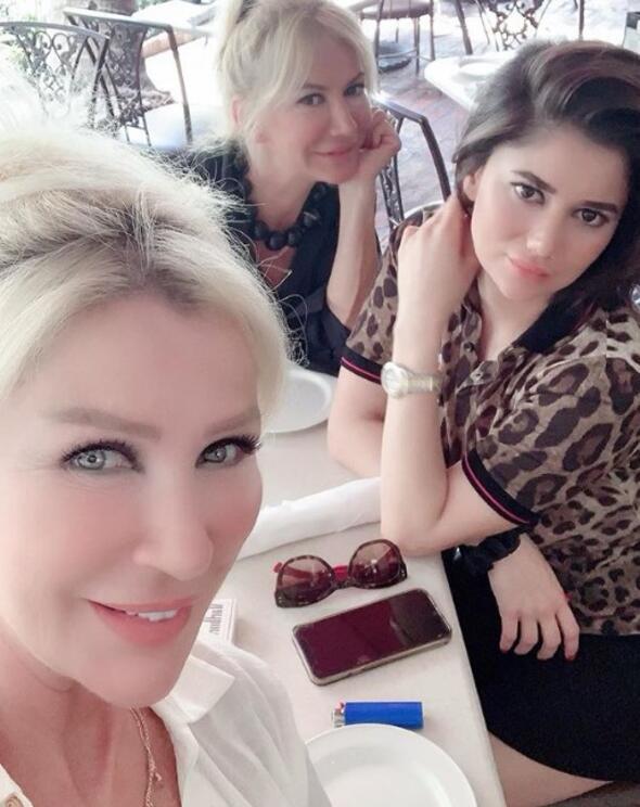 * Sinan Engin bizim paamz. Olumun babas. Biz ona sormadan bir ey yapmayz. Oulcan' da yle yetitirdim. Allah onu ocuklarnn bandan eksik etmesin.