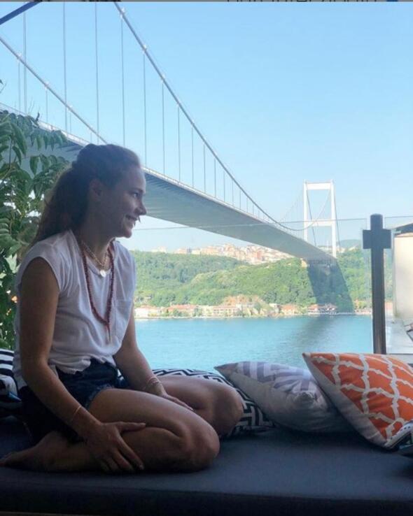 Gzel oyuncu Boaz manzaral fotorafnn altna 'Ak ile bak' notunu dt.