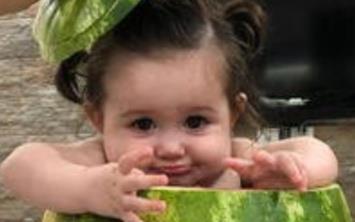 Bir porsiyonunun 60 kalori olmas sayesinde diyet yapanlarn ve salkl beslenenlerin tercihleri arasnda yer alan karpuzun ok nemli faydalar bulunuyor. Tatl krizlerini en hafif ekilde atlatmann iyi bir yolu olan karpuz, obeziteden kalp hastalklarna kadar pek ok rahatszla kar doal bir koruma salyor. Beslenme ve Diyet Blm&#8217;nden Dyt. Aslhan Altunta, karpuzun faydalar hakknda bilgi verd