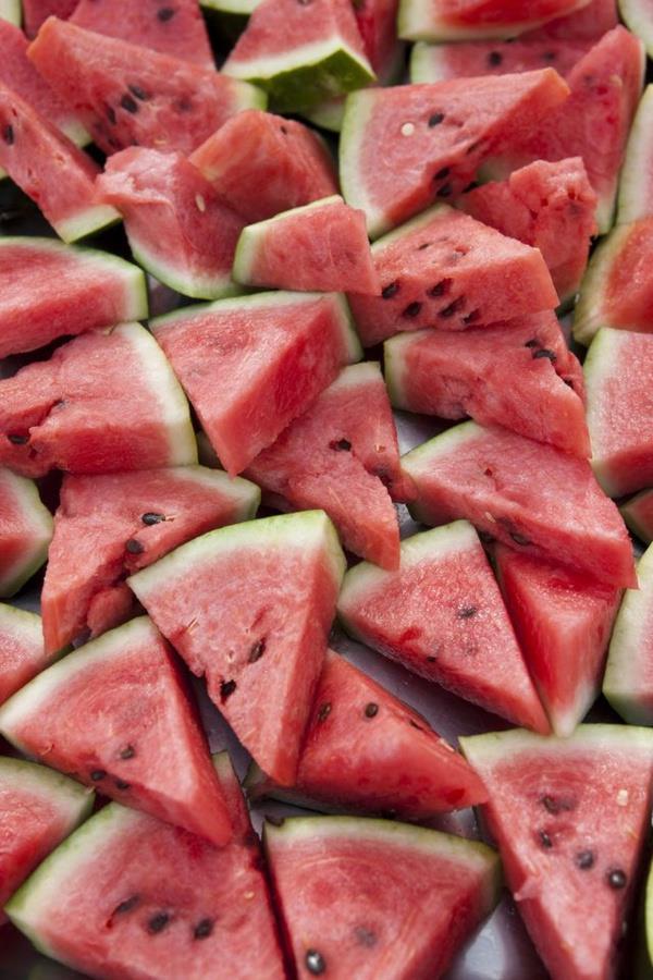 Karpuz, su ve eker ierii yannda birok vitamin ve mineral ieren dk kalori mucizevi bir meyvedir. zellikle yaz aylarnn vazgeilmez meyvelerinden biri olan karpuz, kilo kontrolne de yardmc olmaktadr. Ayrca karpuz, tatl krizlerini nlemek iin de zellikle tercih edilmesi gereken bir meyvedir.