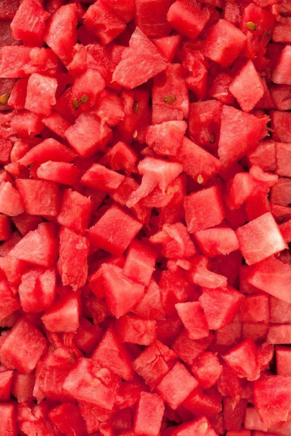 Karpuzun faydalarn biliyor musunuz?  <br>  Bir porsiyon karpuz gnlk C vitamini ihtiyacnn yzde 16&#8217;s karlamaktadr.  Karpuz kan basncn dzenleyerek, tansiyonu kontrol altna almaktadr.  Kansersavar bir besindir. Kanser vakalarnda yan etkinin azalmasna yardmc olmaktadr  Vcutta ya birikimini engellemektedir.